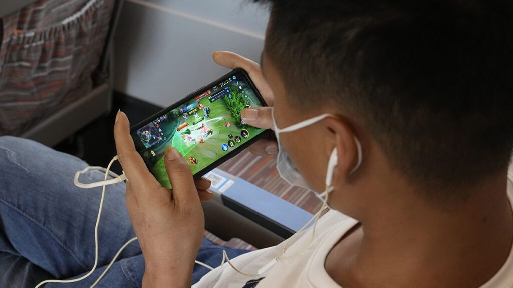 Parents in China laud rule limiting video game time for kids