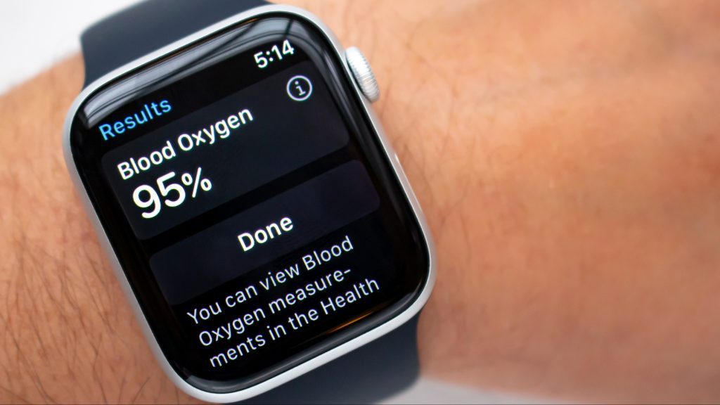 Apple withdrew its blood-oxygen sensor tech from its Apple watch. This could lead to the possibility of Apple smartwatch health risk.
