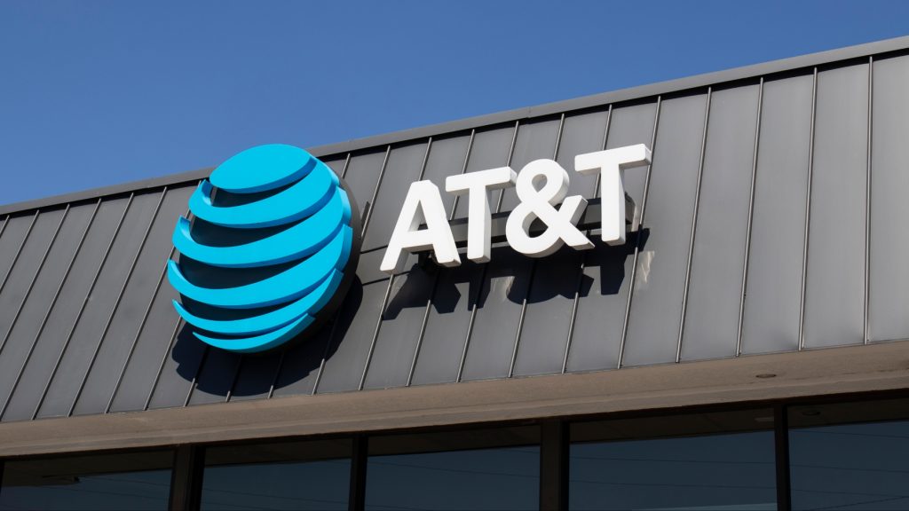 AT&T fiber optic, determined to maintain its US fiber deployment lead, plans to counter rivals' recent progress.