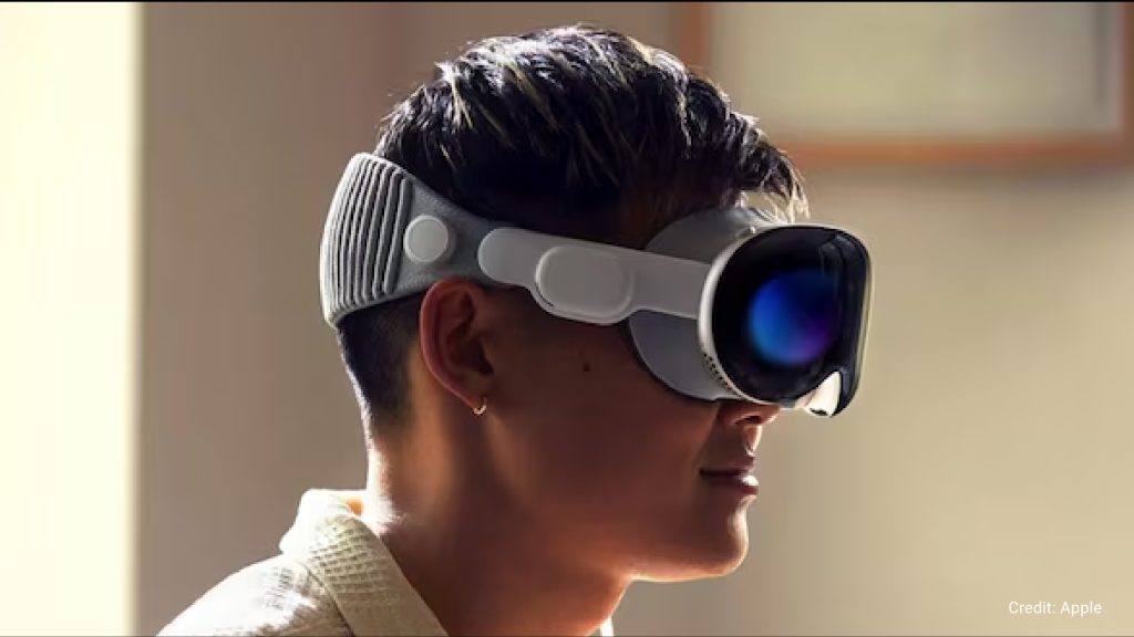 Vision Pro headset between late 2025 and early 2026, featuring a new Apple M5 chip to optimize the augmented reality (AR) experience