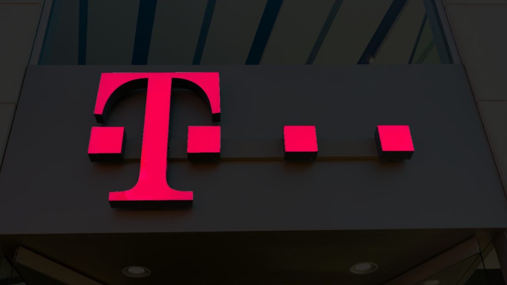 On Tuesday, T-Mobile stock forecast 2025 (NASDAQ: TMUS) reaffirmed its $246 billion market valuation, showcasing 5G innovation.