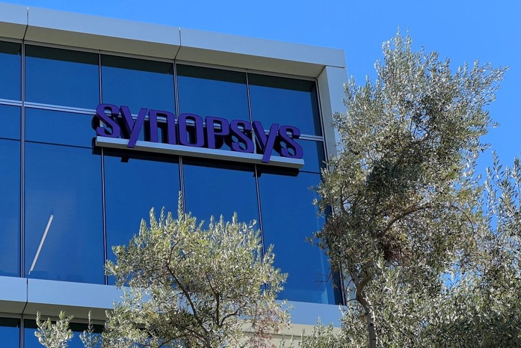 Semiconductor design software firm Synopsys has told staff in China to halt services and sales in the country and stop taking new orders.