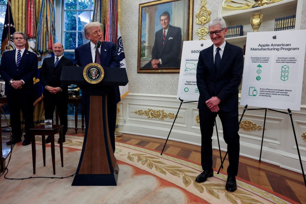 President Donald Trump announced on Wednesday that Apple will invest an additional $100 billion in the United States.