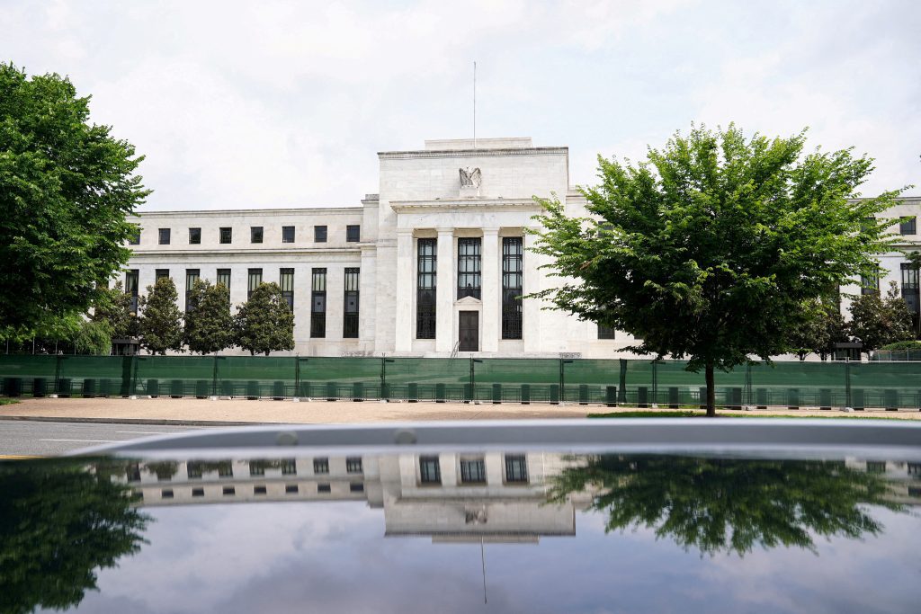 A simulated Federal Reserve meeting that used artificial intelligence agents modeled on real-life policymakers showed political pressure