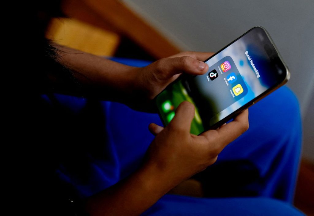 An Australian government-commissioned report said selfie-based age guessing software could enforce a teen social media ban.
