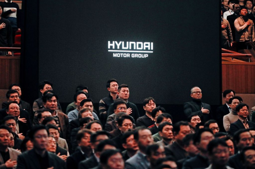 SEOUL (Reuters) -Samsung Electronics, Hyundai Motor and other major South Korean manufacturers on Sunday unveiled domestic investment plans.