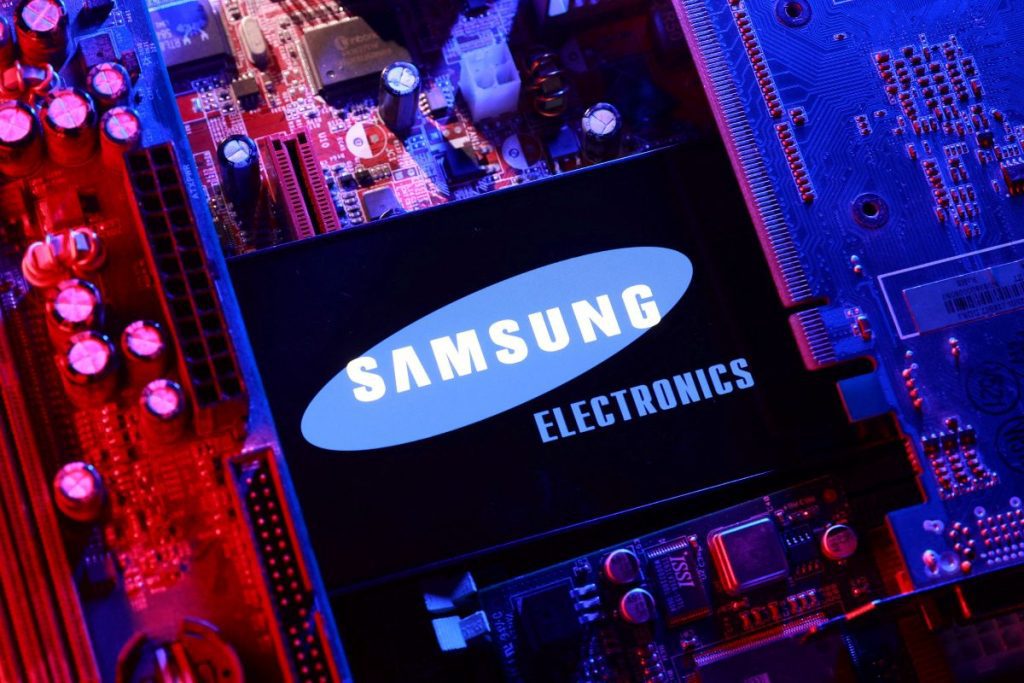 SEOUL, Dec 30 (Reuters) - The U.S. government has granted an annual licence to Samsung Electronics and SK Hynix to bring in chip manufacturing equipment.