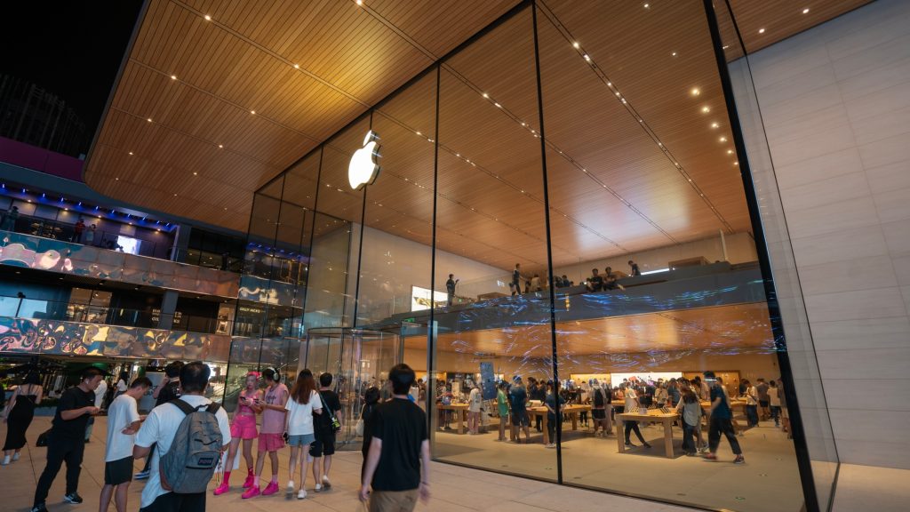 Apple China has announced a strong rebound, reporting a 38% revenue increase in the last quarter, driven mainly by iPhone sales.