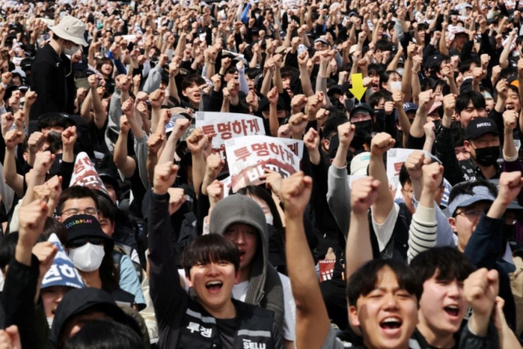 SEOUL, May 15 (Reuters) - Samsung Electronics' South Korean labour union said on Friday it remained committed to a planned strike starting next week.
